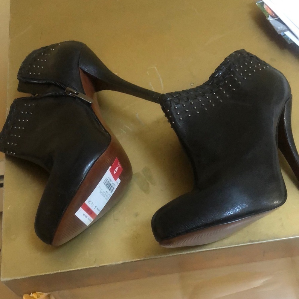 Enzo Angiolini Eaysim Black Leather Studded Heeled Ankle Boots Size 9